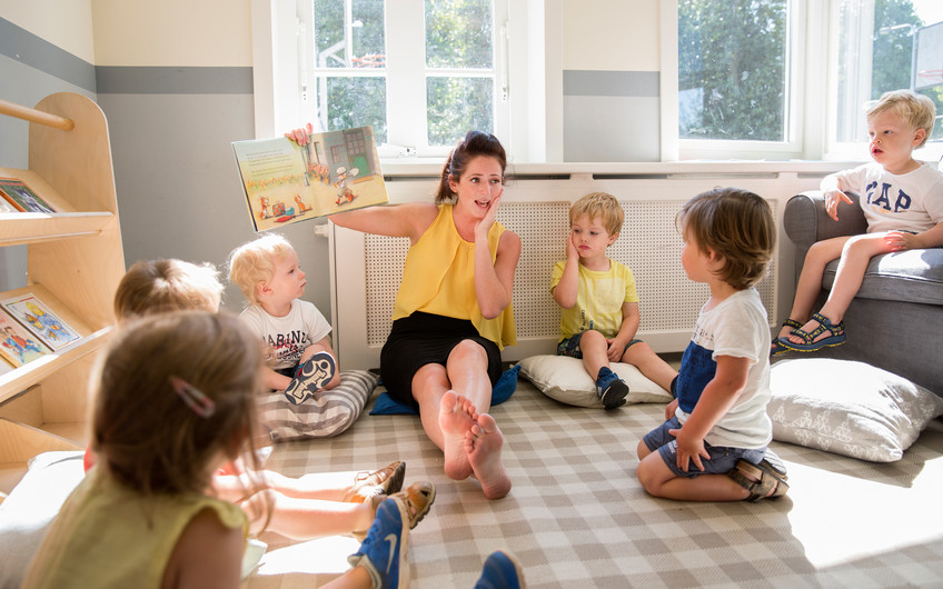 Frau und Kinder im Kreis
